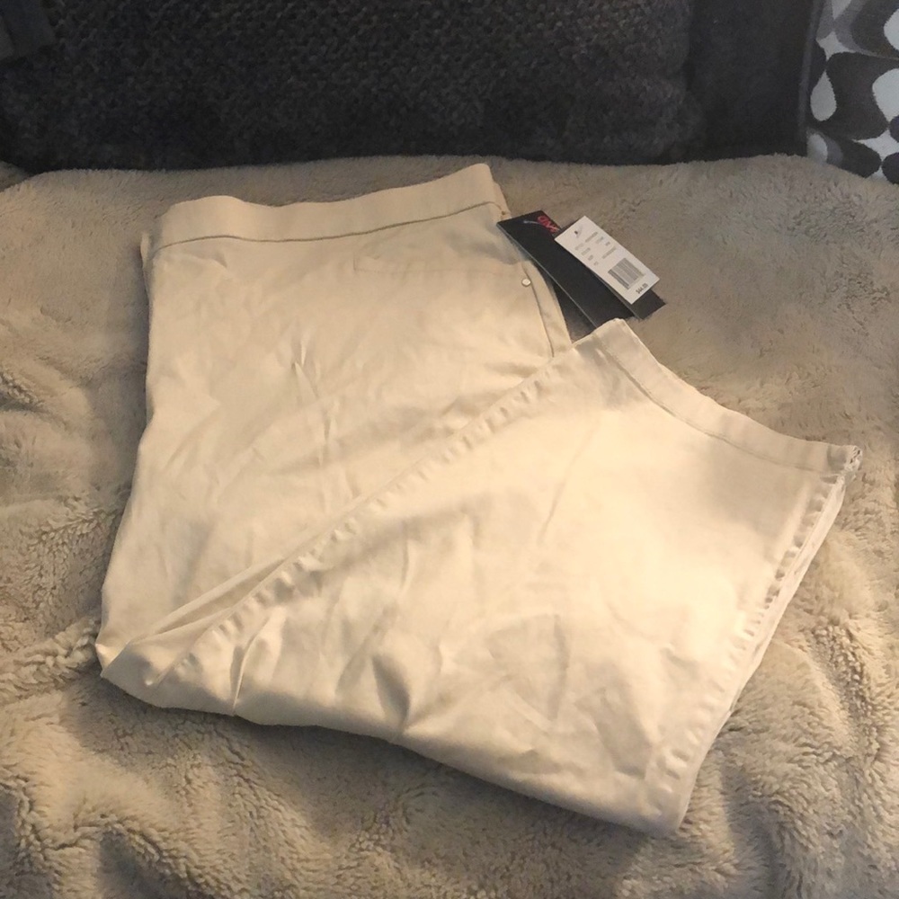 Briggs New York Cream Capris